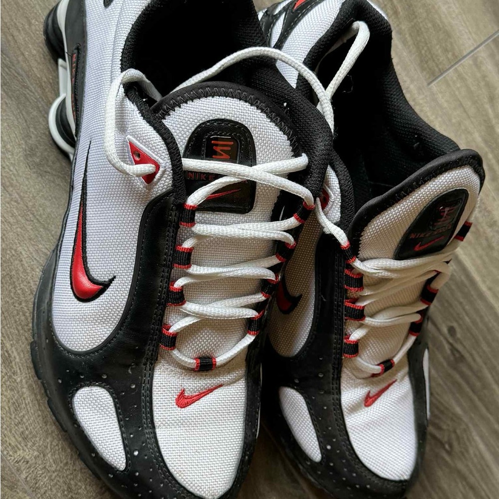 Nike Black and White Athletic Shoes with Classic Design